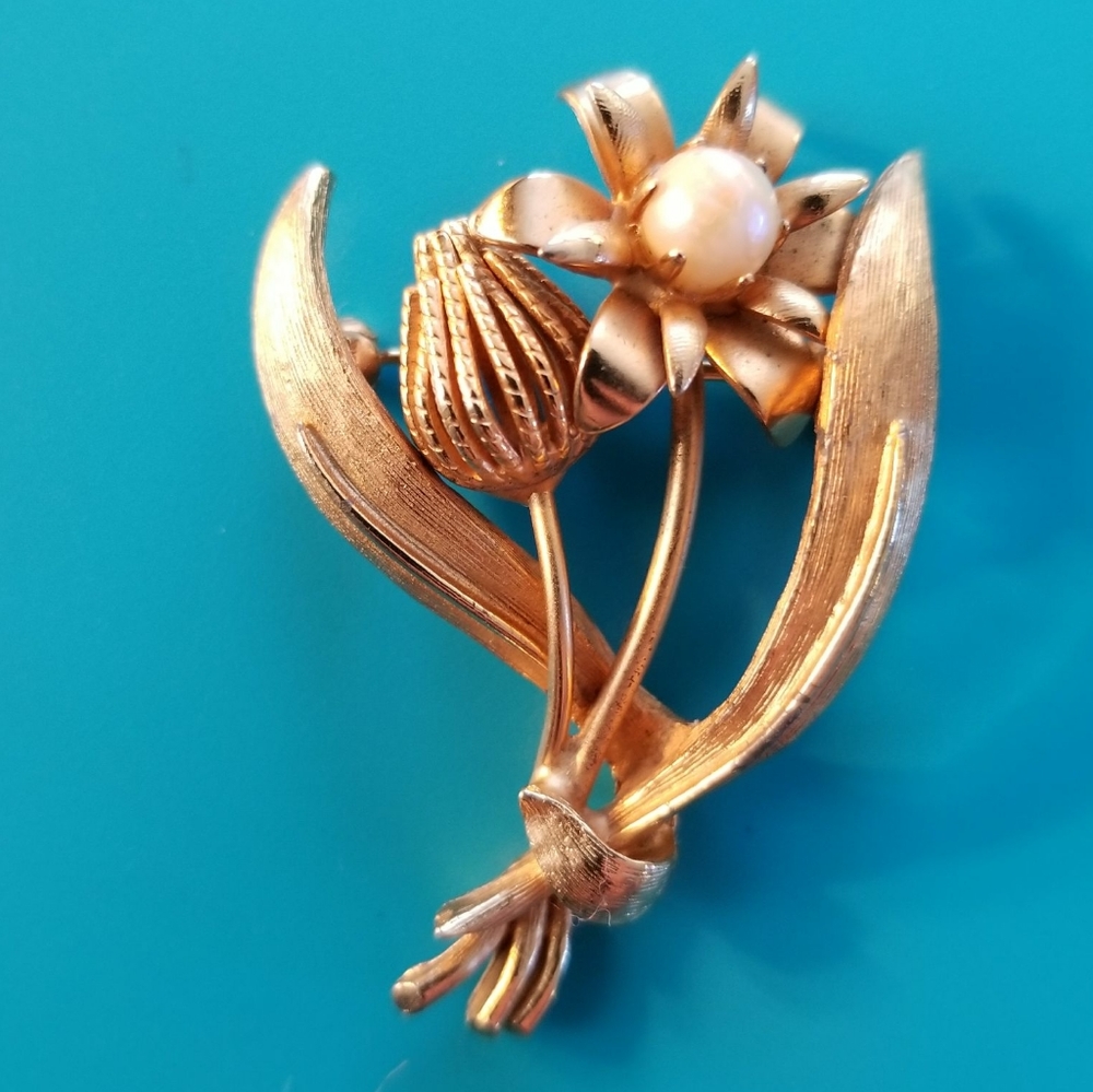 Vintage real pearl brooch flower pin daisy gold tone floral